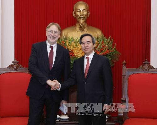 越共中央经济部部长阮文平会见欧洲议会国际贸易委员会主席