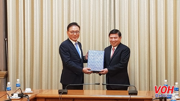 胡志明市人民委员会主席会见越南驻韩国釜山地区名誉总领事