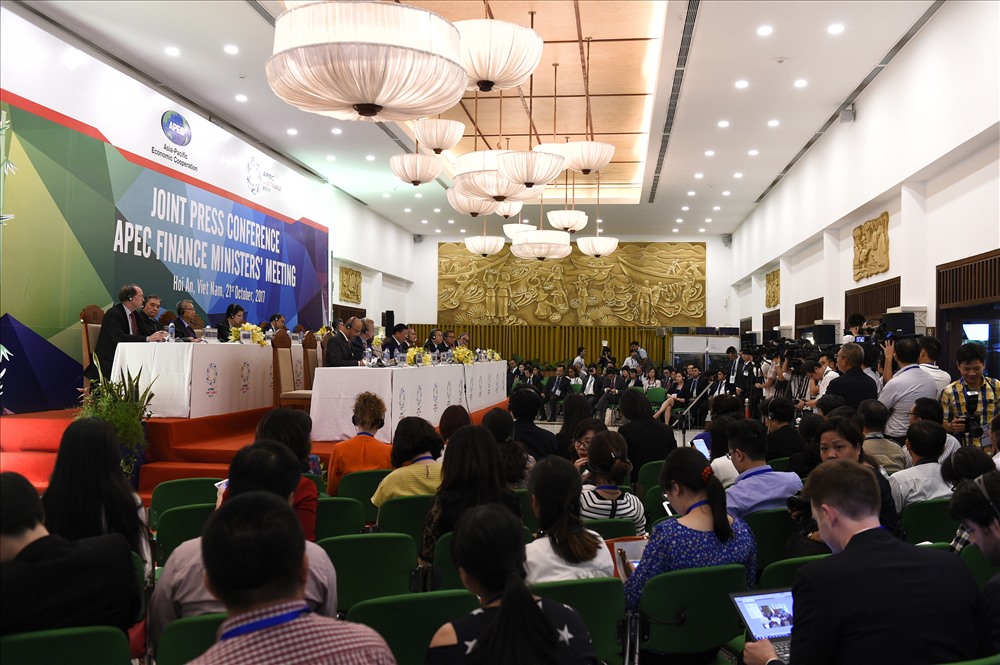 越南财政部长丁进勇主持新闻发布会通报APEC财长会结果