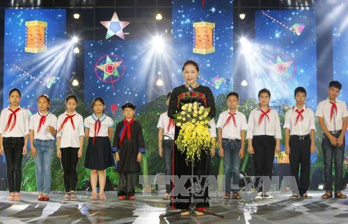 国会主席阮氏金银：儿童是家庭幸福的根基和国家的未来
