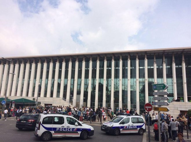 法国马赛发生持刀行凶事件造成3人死亡