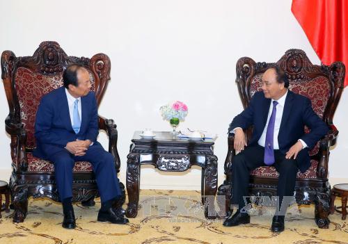 阮春福总理会见韩国三星电子公司首席执行官申宗钧