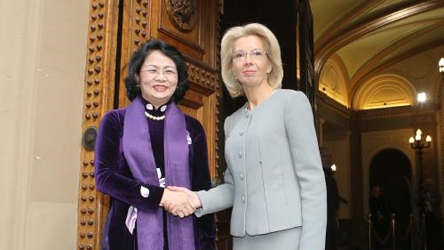 越南国家副主席邓氏玉盛会见拉脱维亚议会议长伊娜拉·穆尔涅采