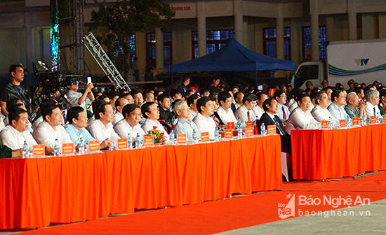 阮富仲总书记出席“桩盆传奇”特殊文艺晚会