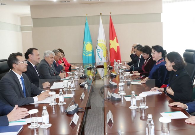 加强越南共产党与哈萨克斯坦“祖国之光”党间的合作