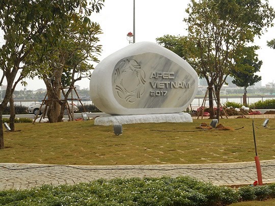 山水雕塑手工艺村艺人创作2017APEC雕塑公园中的越南代表性塑像