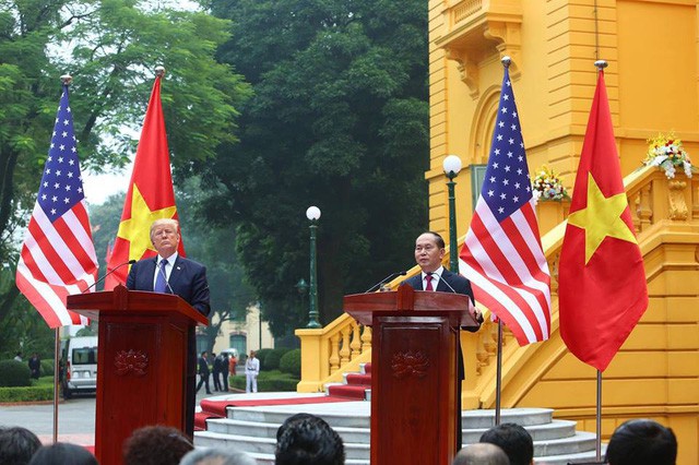 美总统特朗普圆满结束对越南的国事访问