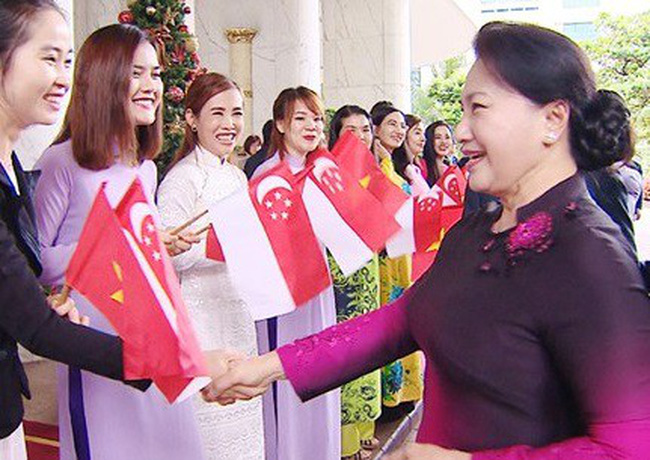 国会主席阮氏金银探访越南驻新加坡大使馆