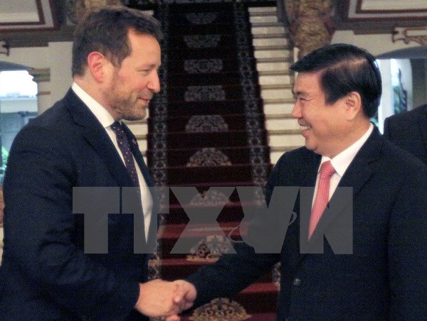 胡志明市推动与英国的贸易文化合作