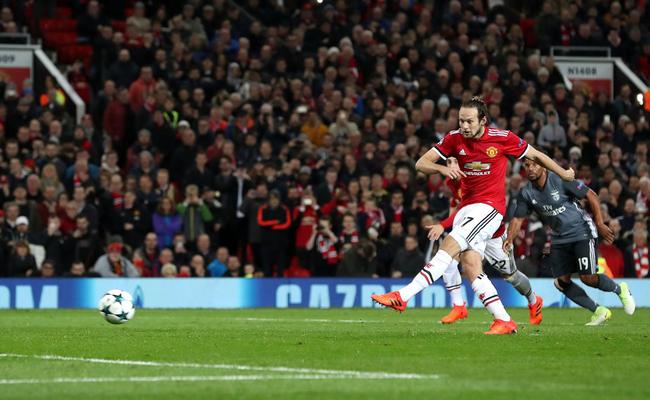 欧冠： 曼联赚乌龙球2-0全胜出线在望