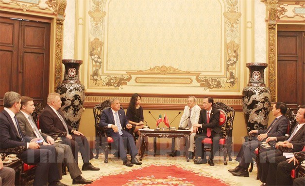 胡志明市领导会见俄罗斯鞑靼斯坦共和国总统鲁斯塔姆