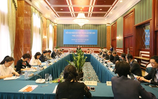 越共中央民运部长张氏梅会见越中人民论坛第九次会议与会代表