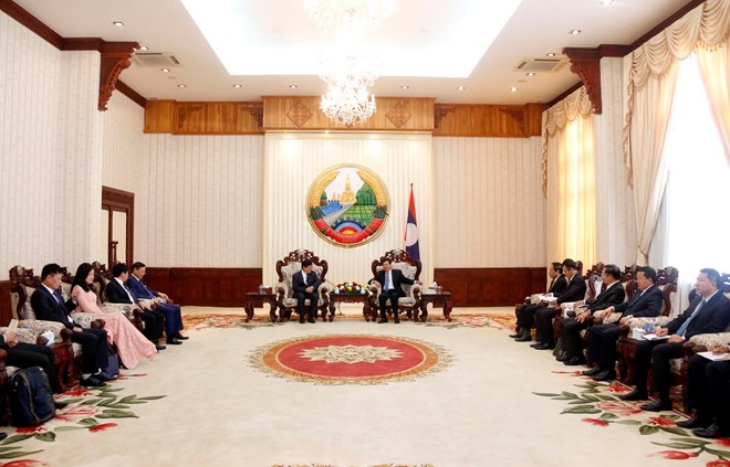 老挝总理通伦•西苏里会见越南之声广播电台代表团