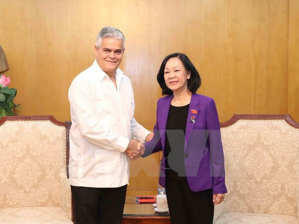 越共中央民运部部长张氏梅会见古巴保护革命委员会代表团