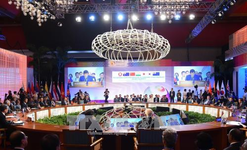 越南政府总理圆满结束出席第31届东盟峰会及系列会议之行