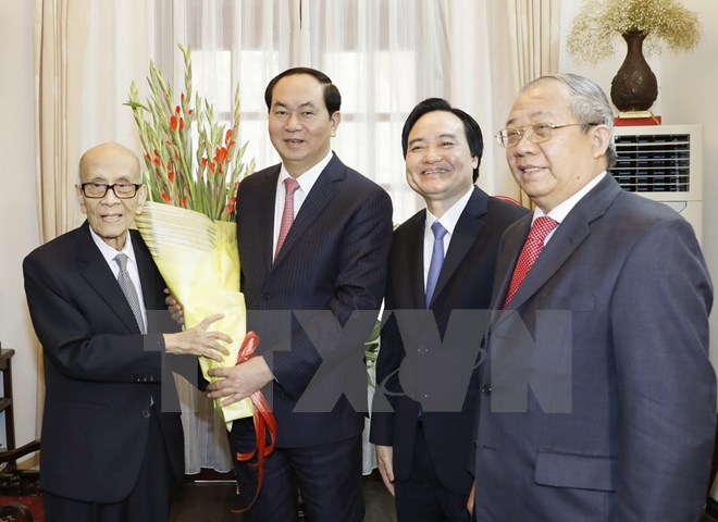国家主席陈大光向老一辈教师送花祝贺