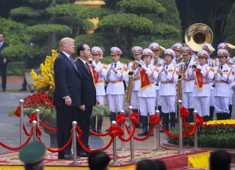 国家主席陈大光举行仪式欢迎美国总统特朗普到访并会谈