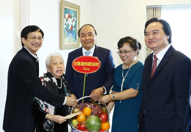 政府总理阮春福教师节走访慰问越南教师代表