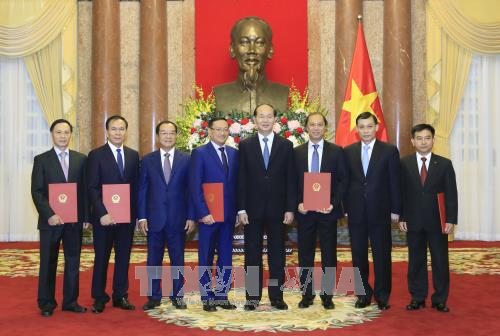 国家主席陈大光向5名外交干部颁发越南社会主义共和国大使任命决定