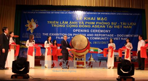 东盟共同体图片及纪录片展亮相宁顺省