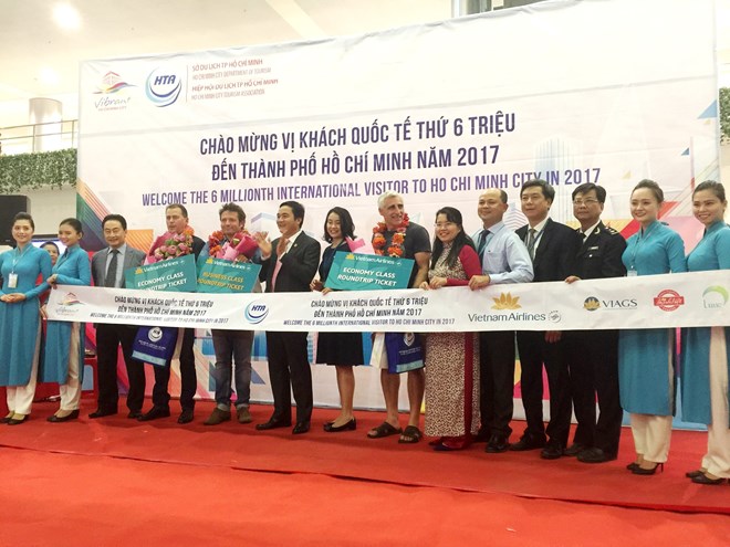 胡志明市举行仪式 欢迎第600万名国际游客