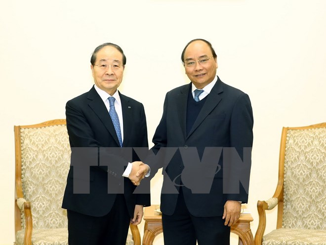 阮春福总理会见韩国泛高纺织集团总裁崔英珠