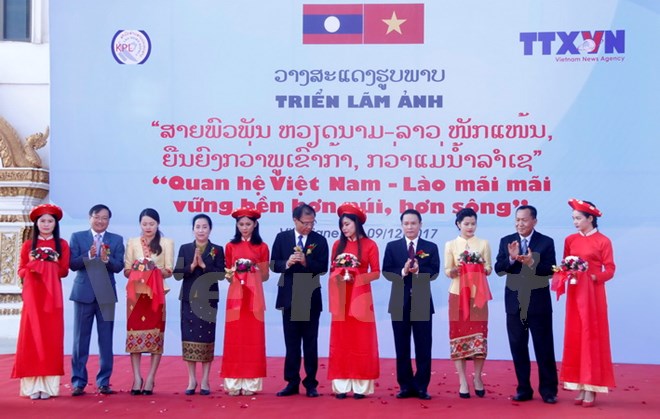 “越老关系—万世长存”图片展在老挝万象开展