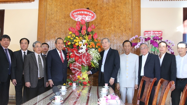 越南领导圣诞节前慰问各地教职人员和信教群众