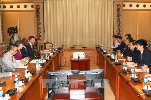 越南胡志明市领导会见世行副行长劳拉•塔克