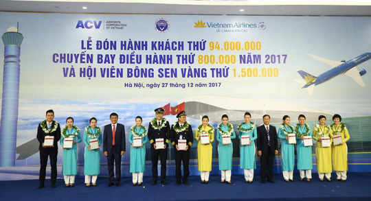 河内市内排国际机场迎来今年第9400万名游客