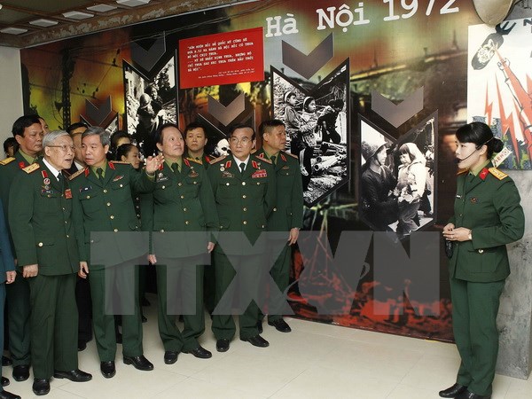 “空中奠边府大捷——不朽的壮歌”图片展亮相河内