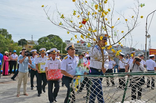 向海军战士们赠送年货