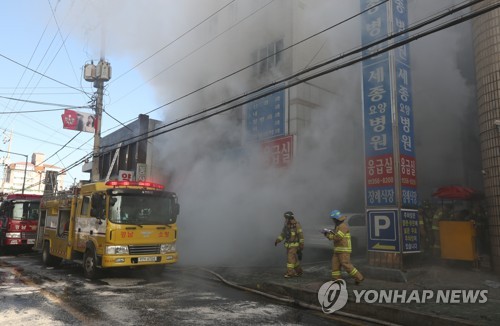 韩国密阳市一家医院发生火灾 已造成31人死亡