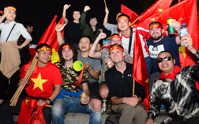 举国欢腾！越南球迷涌上街头庆祝历史性胜利