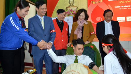 越南各地举行2018年“红色星期天”无偿献血日活动