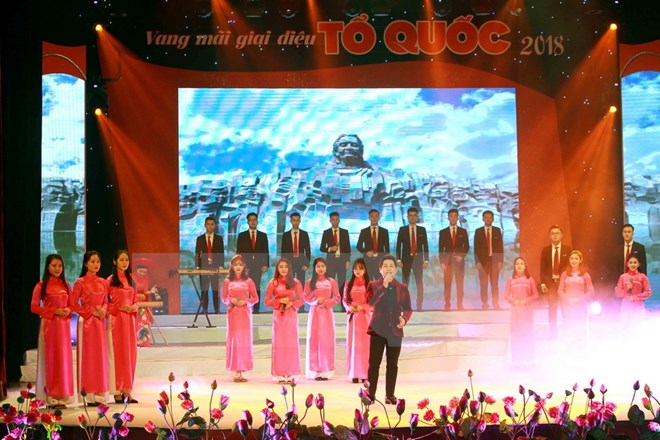 2018年第二次“咏唱祖国旋律”艺术晚会在河内举行