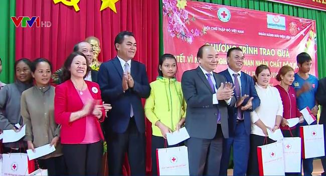阮春福总理走访慰问得乐省工人及少数民族同胞