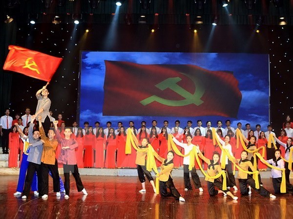 第三次“对党的完全信任”艺术晚会在河内举行