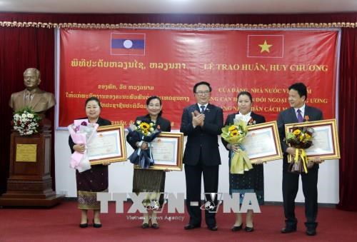 越南向老挝人民革命党中央对外部工作人员授予勋章和徽章