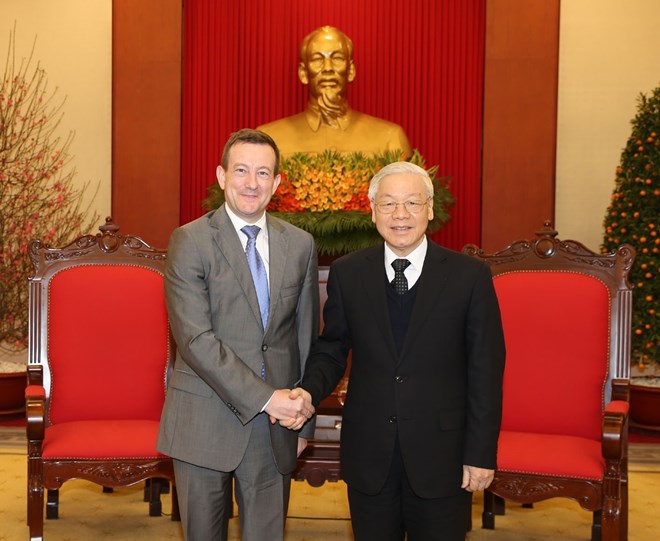 越共中央总书记阮富仲会见法国驻越大使