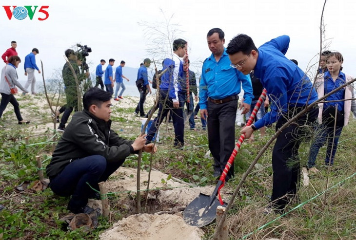 越南多个地方启动“2018年植树节”保护环境