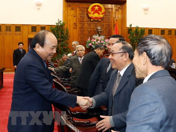 政府总理阮春福会见越南援柬老专家联络委员会代表