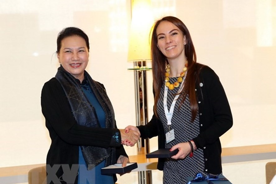 国会主席阮氏金银会见各国议会联盟主席巴伦