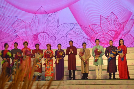 胡志明市“奥黛”节极富特色