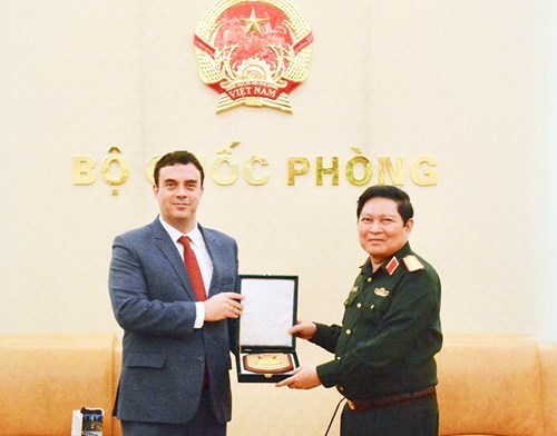 国防部部长吴春历会见以色列新任驻越大使