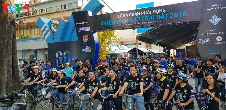 胡志明市两千多人响应2018年“地球一小时”活动