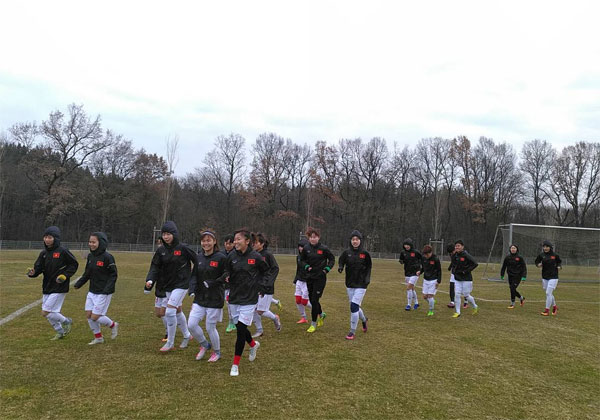 越南女足队在友谊赛战平拜仁慕尼黑女足队