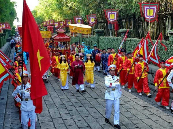 雄王国祖柱形粽子供奉仪式暨向礼成侯阮有镜敬香仪式在胡志明市举行