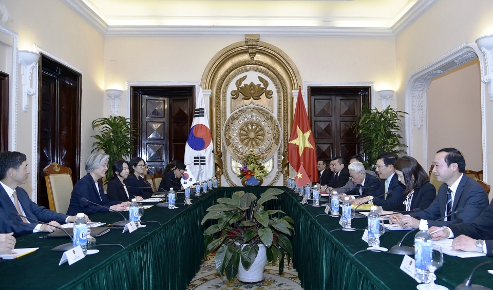 越南政府副总理兼外长范平明同韩国外长康京和举行会谈