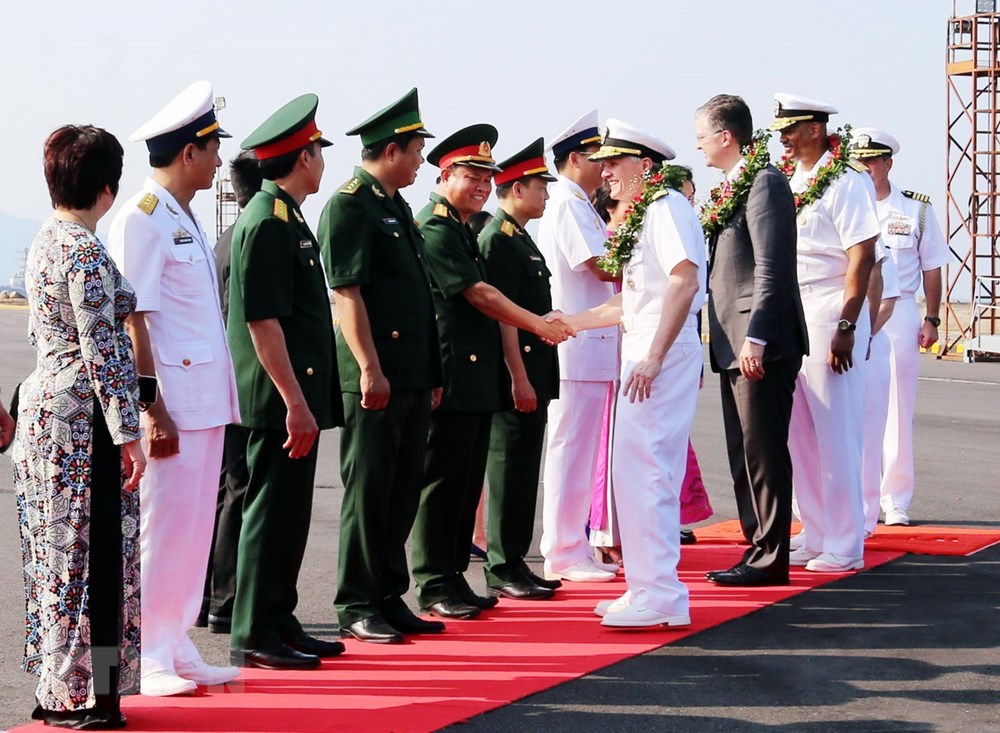 美国海军军舰抵达仙沙港 开始对岘港市进行友好访问